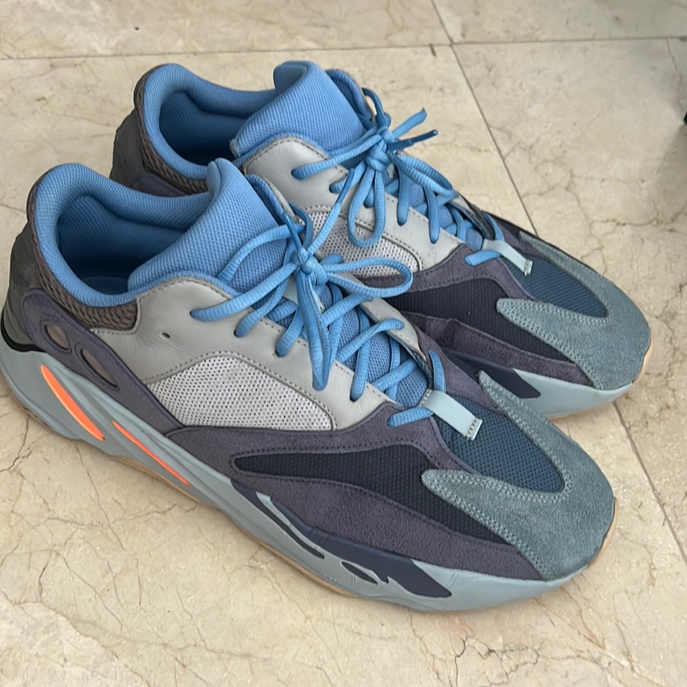 Yeezy boost 700 Carbon Blue